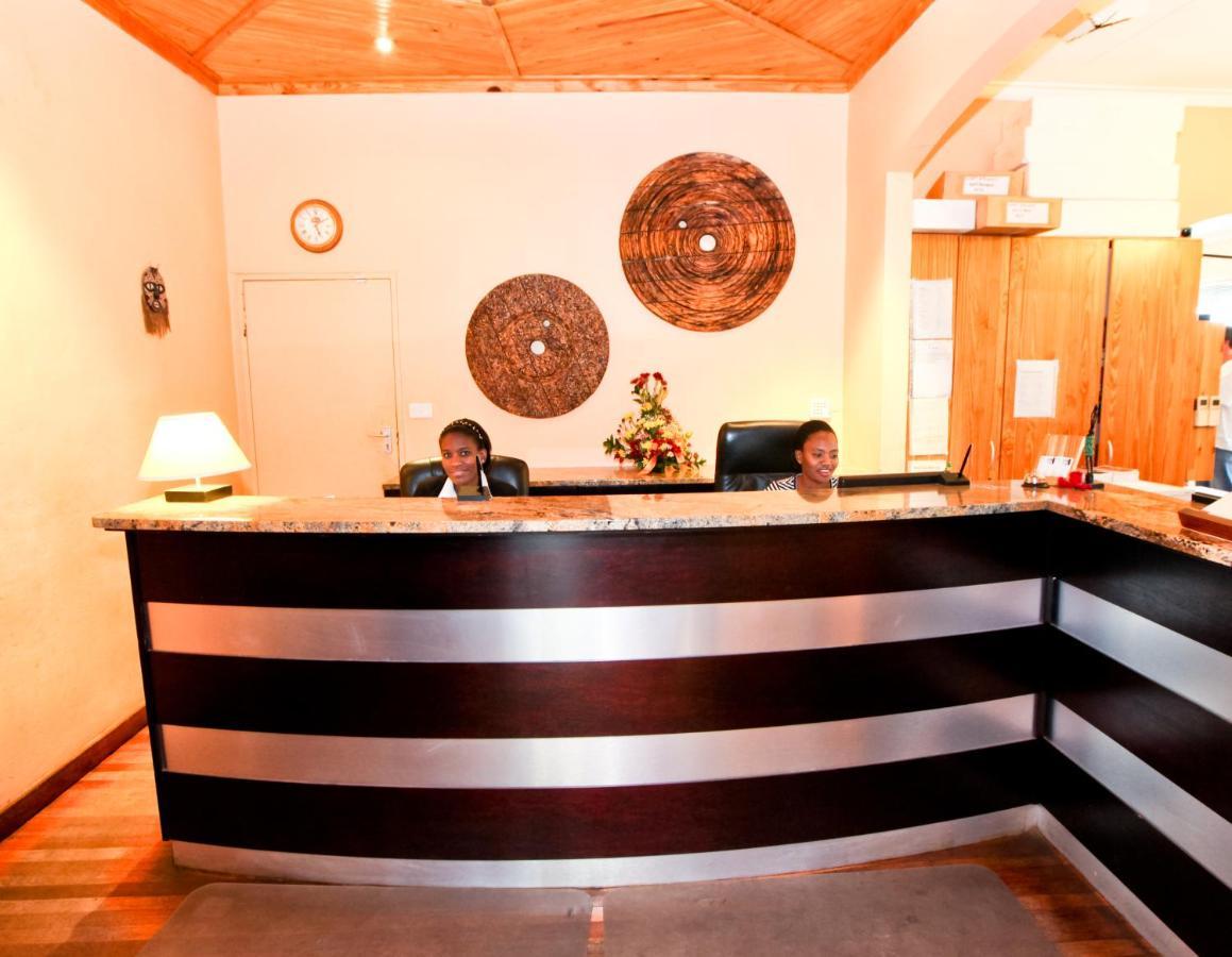 Back2Roots Backpackers Albergue Windhoek Exterior foto
